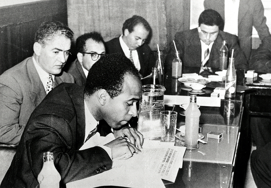 02_Frantz-Fanon-lors-dune-conférence-de-presse-du-Congrès-des-écrivains-à-Tunis-1959